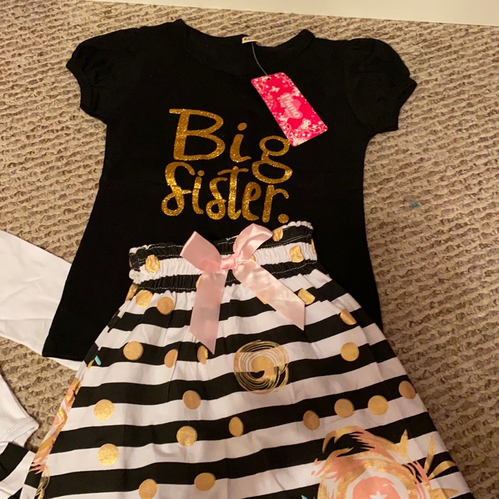 Big sister/little sister outfits.